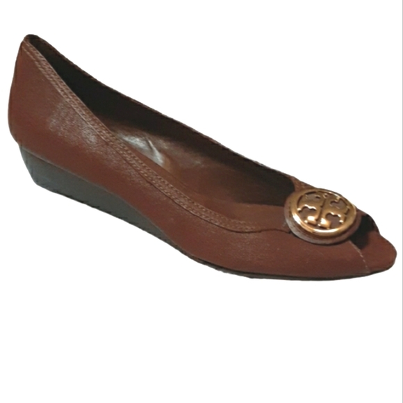 Tory Burch Logo Medalian Peep Toe Wedges Brown Caramel Gold Dress Shoes 10